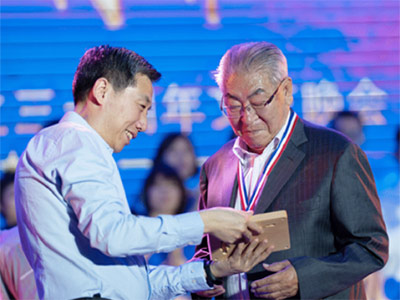海為公司建廠30周年慶典活動(dòng)盛大召開，董事長(zhǎng)榮獲“終身成就獎(jiǎng)”殊榮